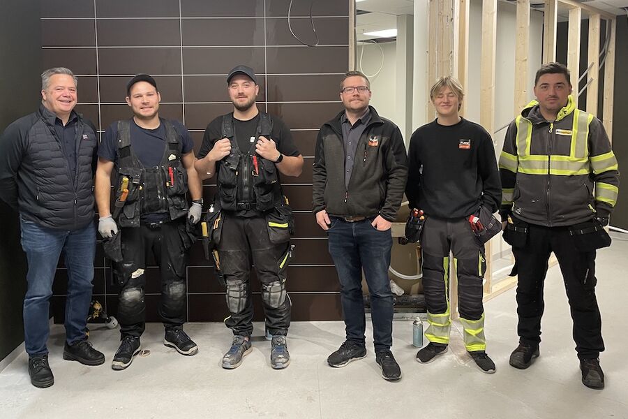 Til venstre i bildet står Håvard Hildrum, prosjektleder i FLOW Pluss Norge sammen med samarbeidspartnere under en ombygging på Jæren.