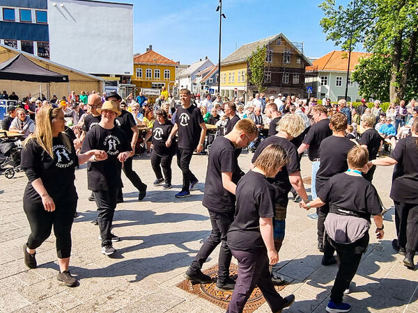 Fyrfestivalen med dans på torget i Egersund