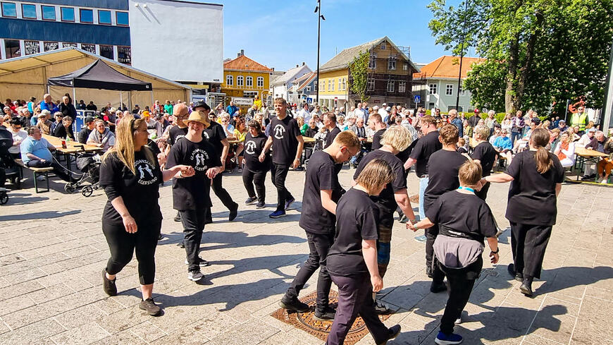 Fyrfestivalen med dans på torget i Egersund