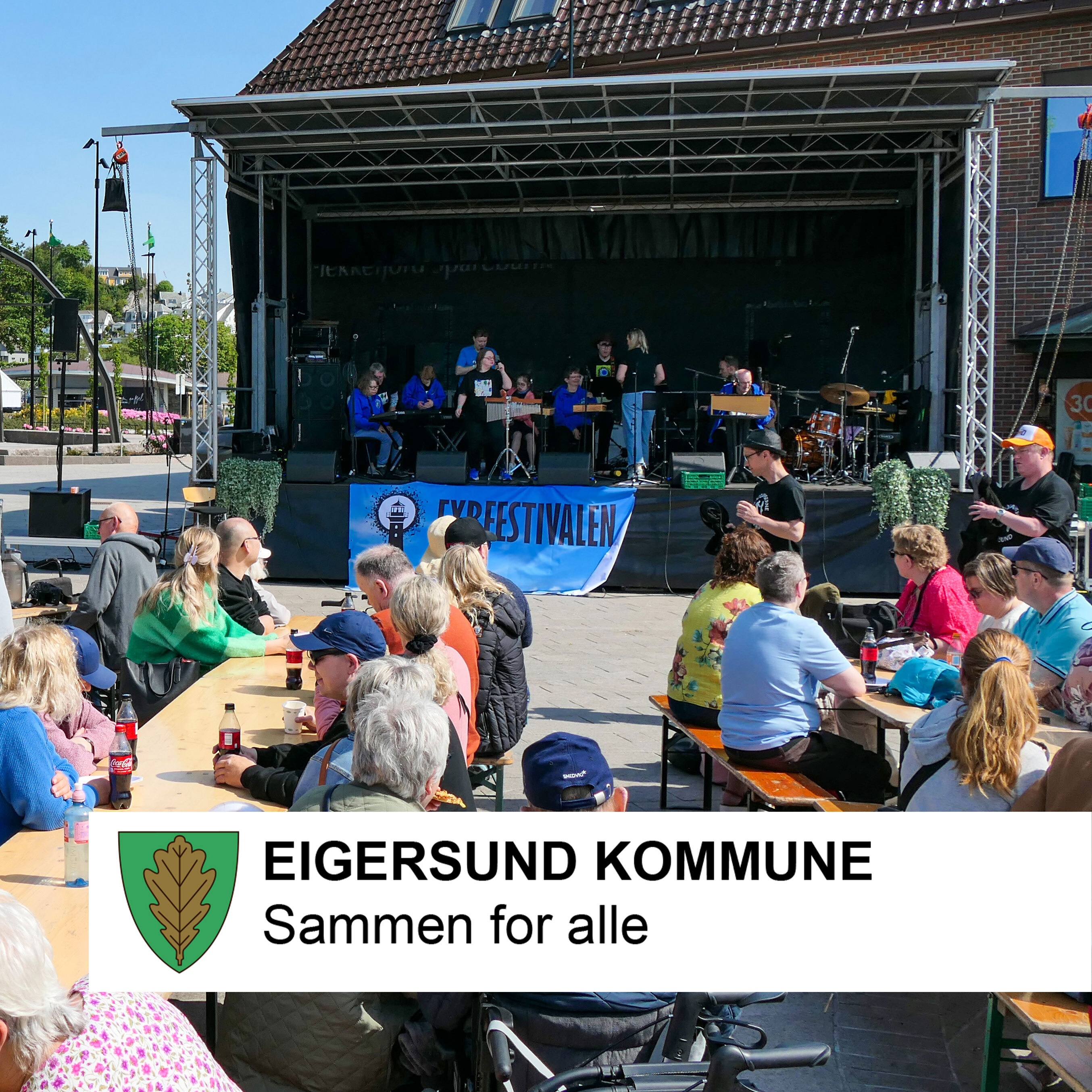 Band som spiller på scenen
