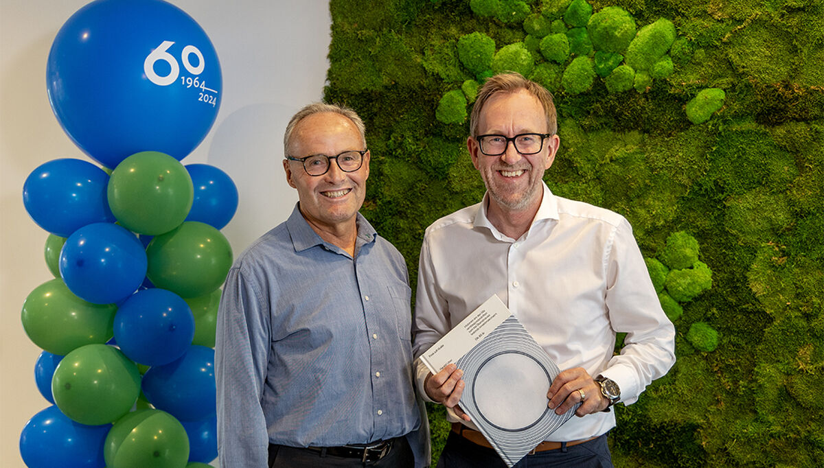 Styreleder og eier, John-Erik Karlsen og konsernsjef Kim Robert Lisø med jubileumsboken som utgis i forbindelse med GKs 60 årsjubileum