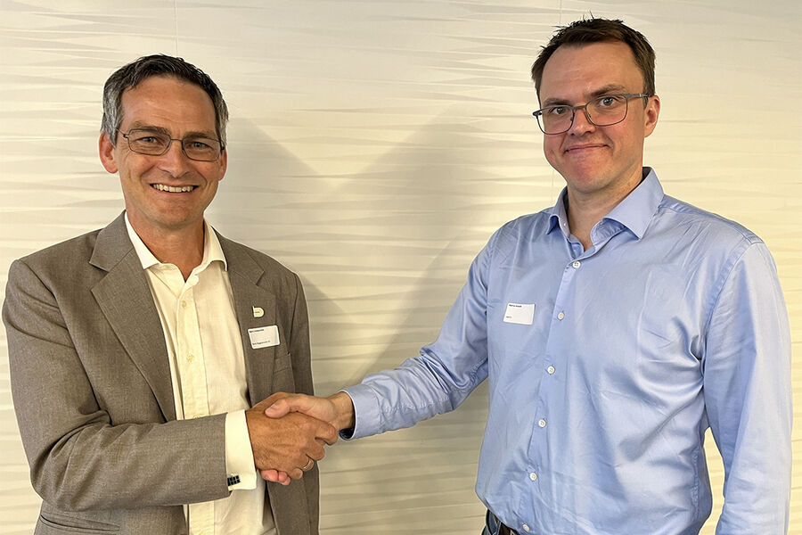 Markedssjef Bjørn Lindebrekke i Byggtjeneste (t.v.) og enhetsleder Marius Kvalvik i SINTEF Certification er fornøyde med å fortsette det gode samarbeidet. Foto: Jan Olav Hjermann/SINTEF