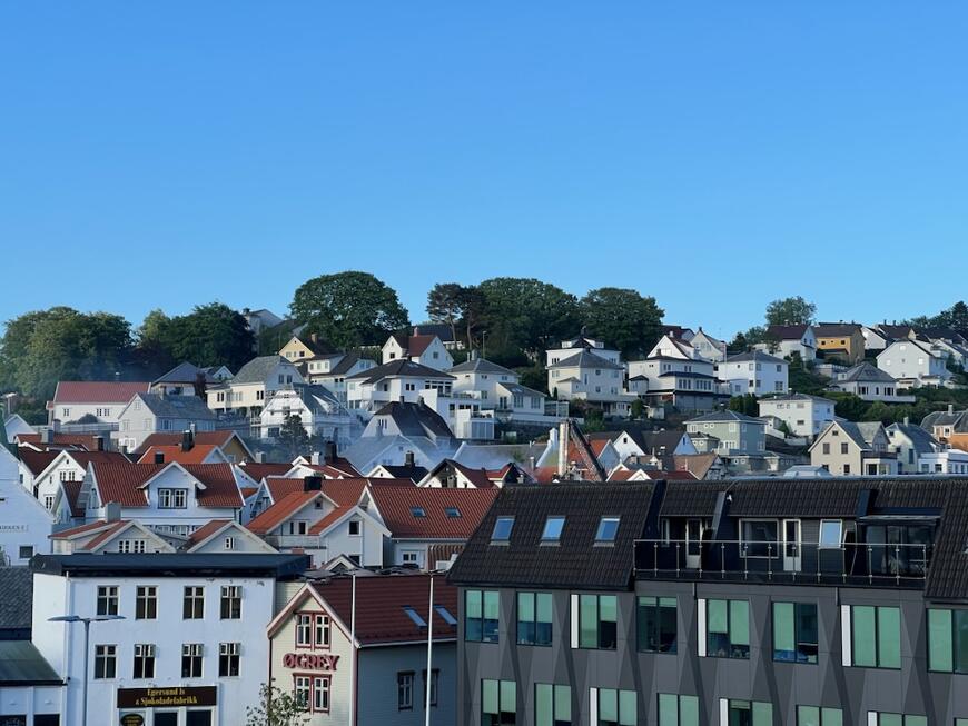 Oversikt over Egersund sentrum med brann i bakgrunnen