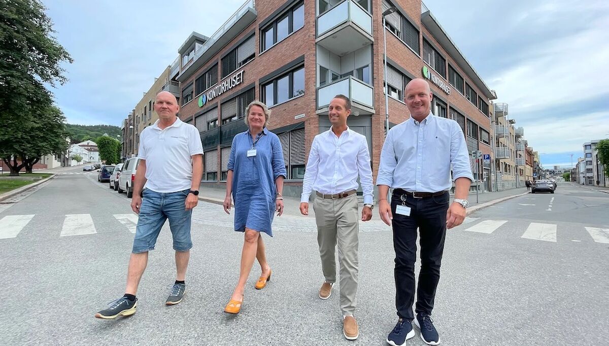 – Perfekt med kontorer og møterom flere steder, sier Roar Syvertsen i Resideo (til venstre). Her sammen med Trine Maren Skott-Myhre (Kontorhuset), Tom Fjordvang og Kolbjørn Stuvebakken (Kontorhuset).