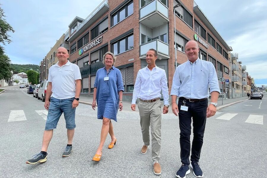 – Perfekt med kontorer og møterom flere steder, sier Roar Syvertsen i Resideo (til venstre). Her sammen med Trine Maren Skott-Myhre (Kontorhuset), Tom Fjordvang og Kolbjørn Stuvebakken (Kontorhuset).