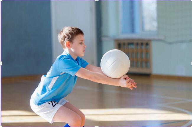 Bildet viser en gutt som spiller volleyball.