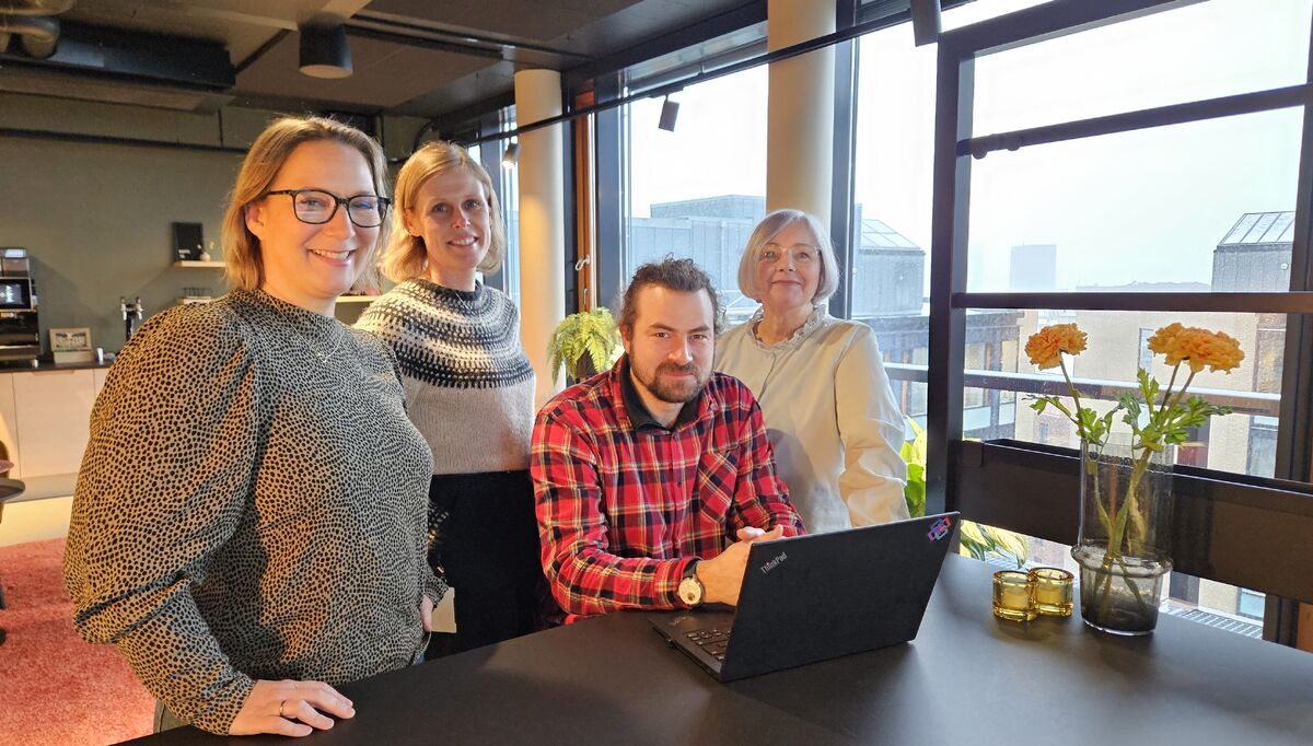 En viktig stab i Norsk Byggtjeneste som sørger for å legge generiske GWP-verdier på varer registrert i NOBB. Fra venstre, Kristine Bergendahl – produkteier, Wenche Holtet-Lid, markedssjef for BAE-næringen, Joakim Larsen, fagsjef miljø, og Kristin Lindqvist, prosjektleder i Databasedrifts-avdelingen