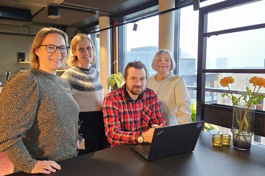 En viktig stab i Norsk Byggtjeneste som sørger for å legge generiske GWP-verdier på varer registrert i NOBB. Fra venstre, Kristine Bergendahl – produkteier, Wenche Holtet-Lid, markedssjef for BAE-næringen, Joakim Larsen, fagsjef miljø, og Kristin Lindqvist, prosjektleder i Databasedrifts-avdelingen