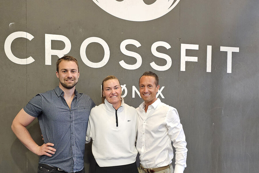 På bildet ser vi fra venstre, Daniel Dørviken, Armatec, Emily Oxford, CF Fønix, og Tom Fjordvang, Resideo. - Jeg er imponert over hvor mye arbeid Daniel og Armatec har gjort på kort tid for å markedsføre våre produkter, og er trygg på at de er en optimal samarbeidspartner for oss, sier Tom Fjordvang, Business Development Manager Norway & Sweden for Resideo.