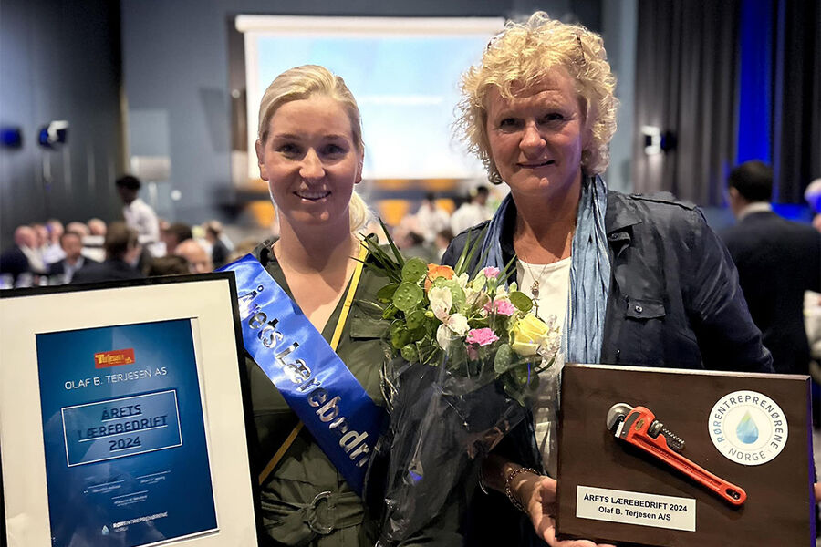 Olaf B. Terjesen er Årets Lærebedrift 2024. Her ser vi faglig leder Birgitte Davidsen i Olaf B. Terjesen, sammen med Elin Moer Brænne, avdelingsleder i RørNorges opplæringskontor - Vestfold, rett etter prisutdelingen. Foto: Opplæringskontoret Vestfold.