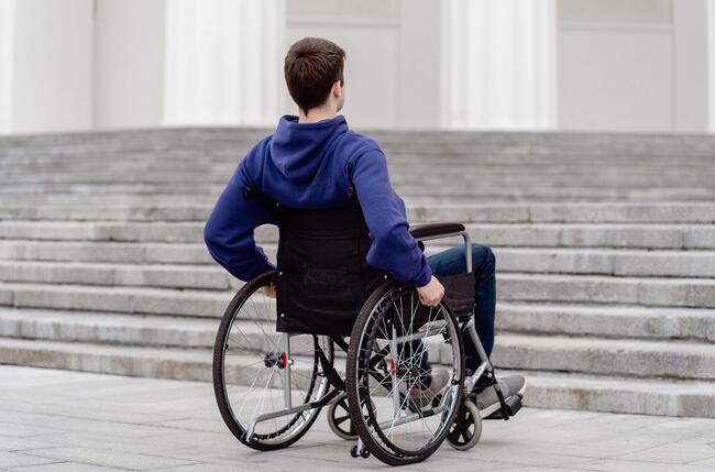 Bildet viser en person i rullestol