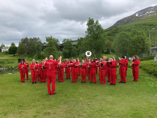 Korpset Steigens glade musikanter i Lakseparken