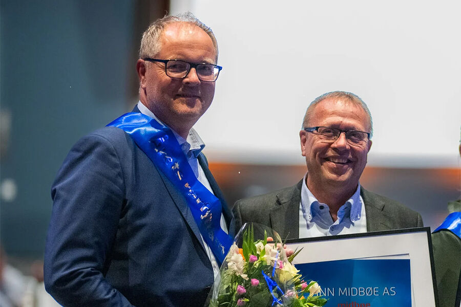 Daglig leder Rolf Arne Lorentzen, og bærekraftansvarlig Runar Ullenes, fra Midbøe AS, under utdelingen sist uke på RørNorges generalforsamling på Kløfta. Foto: Stian Norum Herlofsen