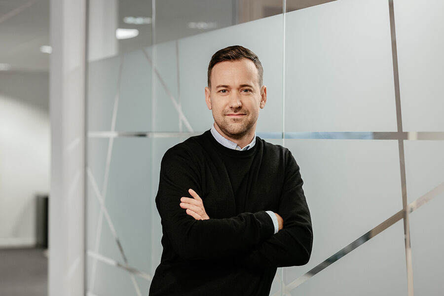 – For driftspersonell gir en digital tvilling en smidig og riktig tilgang til informasjonen som trengs under et oppdrag. Dette kan være prediktiv styring, i større grad automatisk og fjerntilgang på vedlikeholdsarbeid og lettere navigering i bygget, sier Lars Jørgen Stenvaag, kategorisjef Elektro i Backe. Einar Aslaksen Einar Aslaksen. Einar Aslaksen