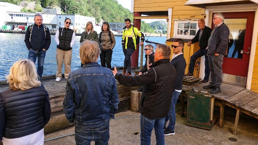 Politikere på brygge til Bøe