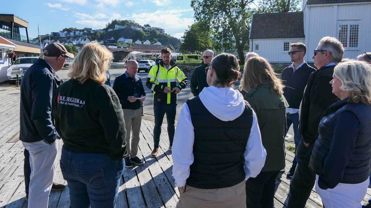 På brygge utenfor kirken
