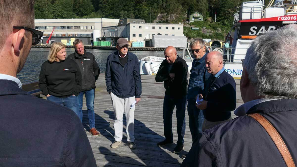 Utenfor kirka med havet bak