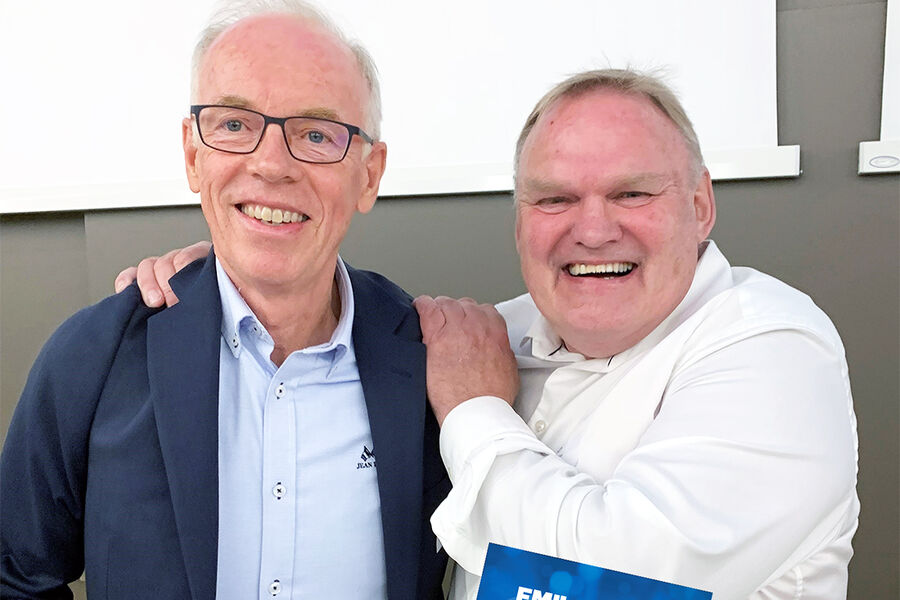 Håkon Kristian Delbeck (tv) og Jon Tveiten, adm. direktør i Norsk Energi, på Generalforsamlingen/Årsmøtet til Norsk Energi den 12. juni, der Delbeck fikk EMIL-prisen. Foto: Hans Borchsenius/Norsk Energi.
