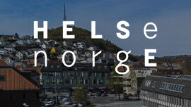 Helse Norge sin logo over et bilde av helsestasjonen