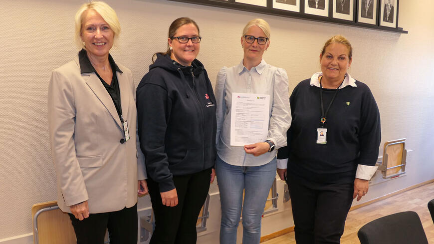 Kommunedirektør og ordfører sammen med Egersund sanitetsforening