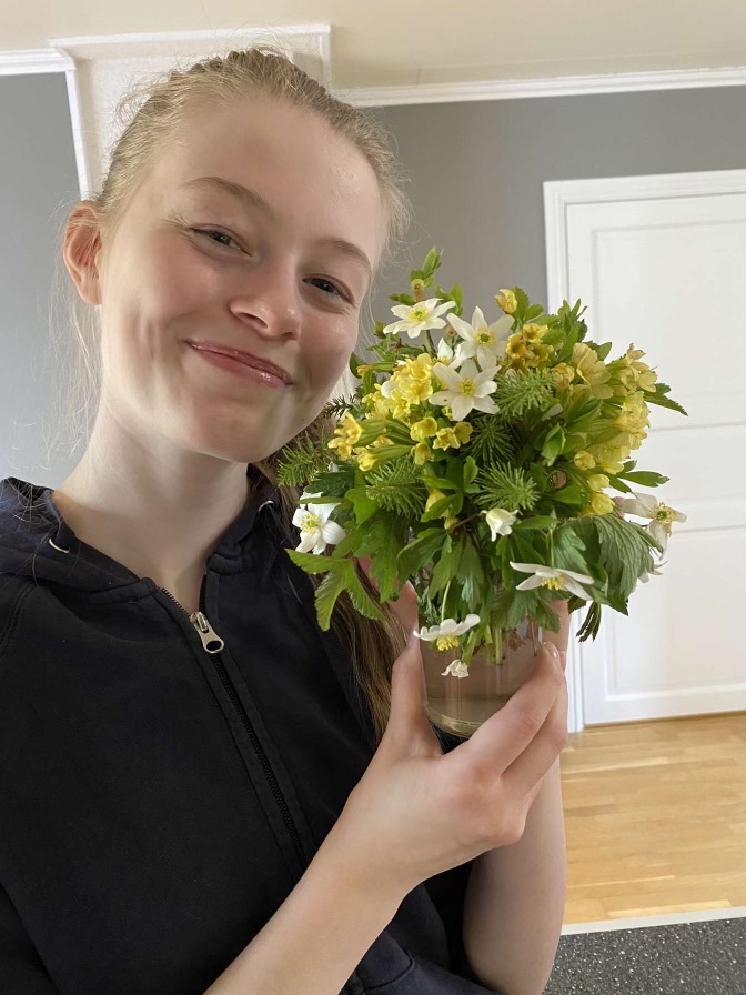 Nora Zahlsen med blomster