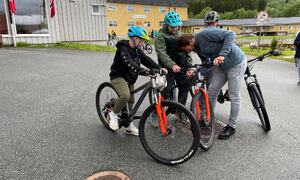 Thor Hushovd signerer elevsykkel