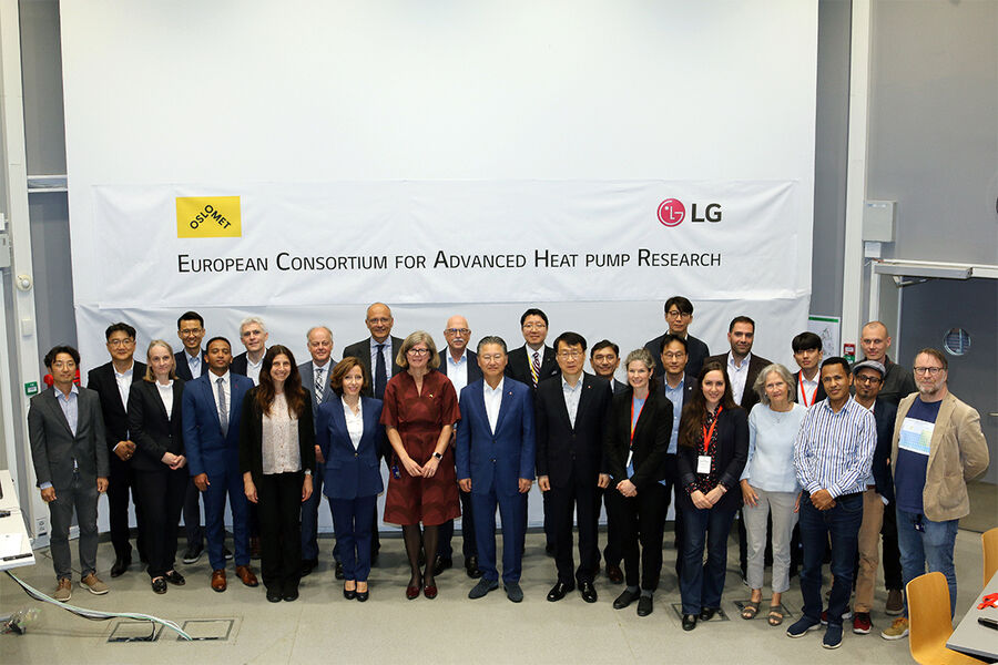 Etter signeringen av avtalen, med framstående representanter fra LG og OsloMet til stede.