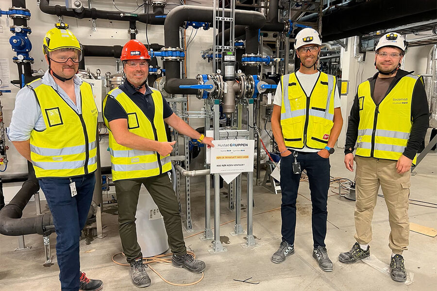 I teknisk rom i kjelleren på sykehuset midt under trykktestingen, står fra venstre, Frank Johansen, Serviceleder Hustadgruppen, Lars Ketil Aune, distriktsleder Midt-Norge i Roth, Terje Strand, prosjektleder i Hustad Rør, og  Preben Fleischer fra Hustad Rør AS.