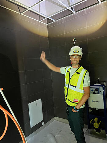 Frank Johansen, på et av toalettene i bygget som begynner å nærme seg ferdigstillelse.