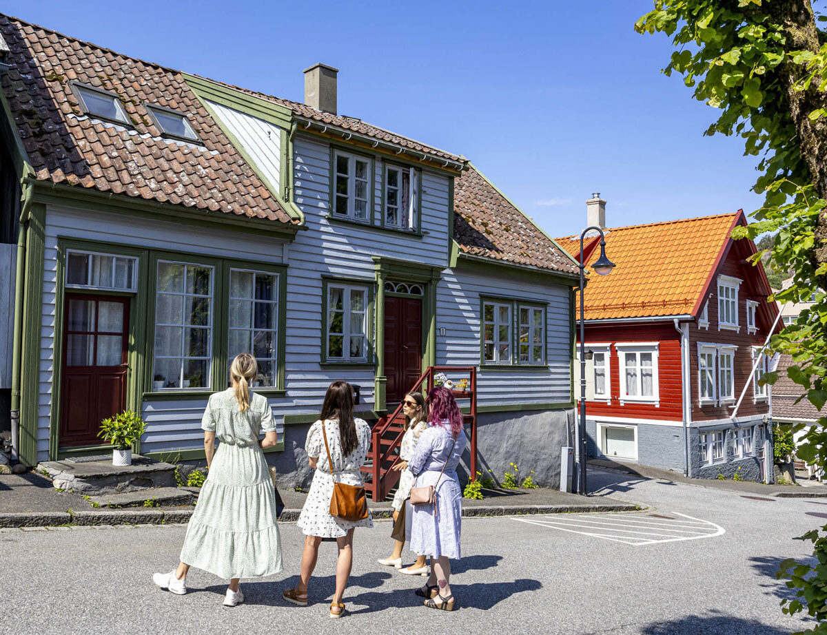 Damer på bytur i den gamle bebyggelsen