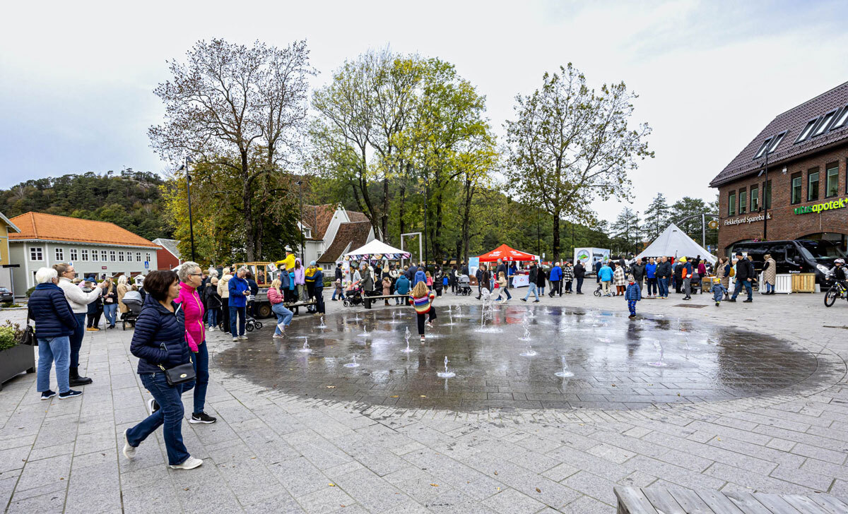 Egersund torg med aktiviteter for unge og eldre