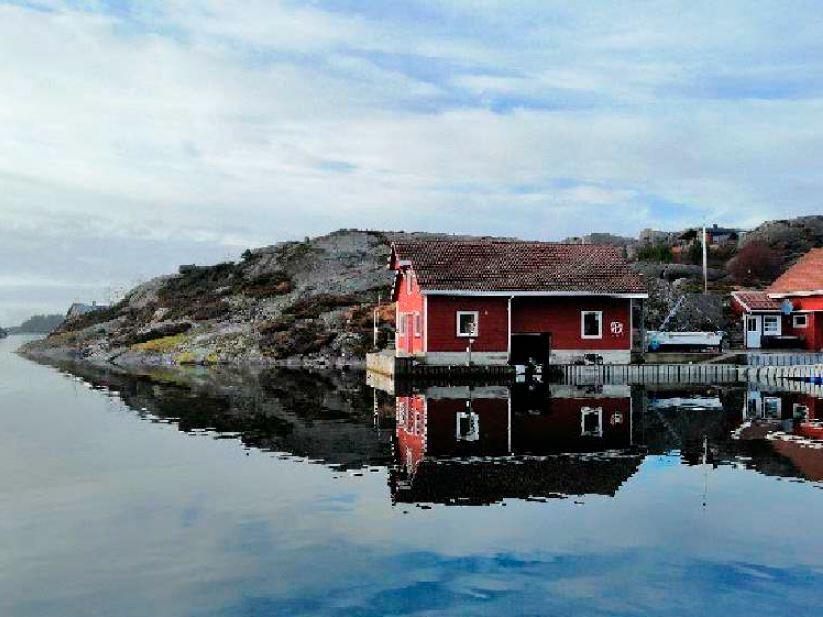 Eksisterende redskapsbod og bryggeanlegg hvor en ønsker fritidsbolig i 2 etasjen.