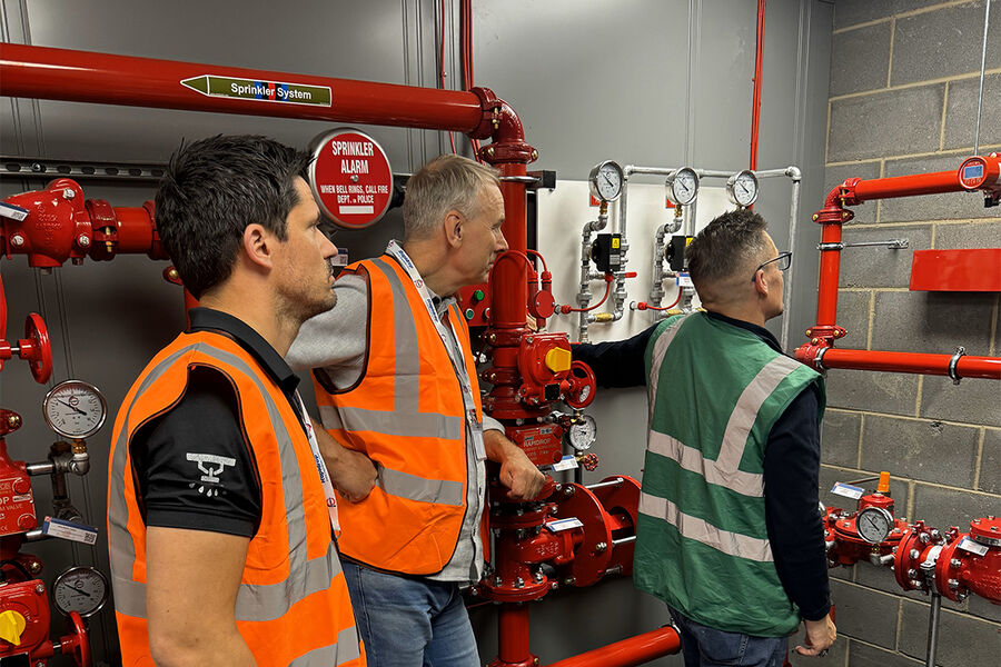 Runar Svorkmo som er ansvarlig for brannsikkerhet i Heidenreich, og Erik Fjeldberg fra Rørpartner AS, får en gjennomgang av sprinklersystemer fra en representant fra Rapidrop.