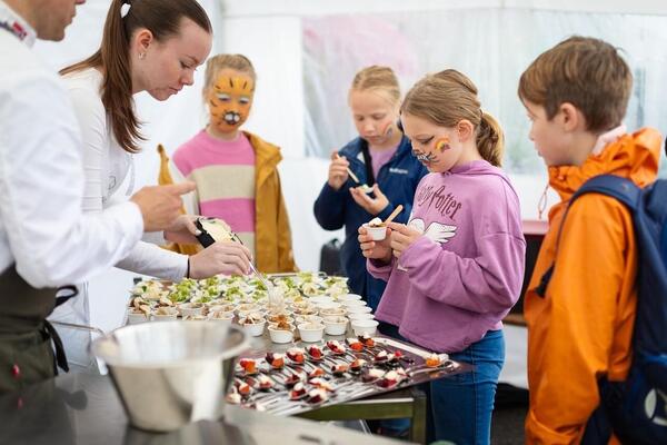 ungdom, mat, servering, smaksprøver