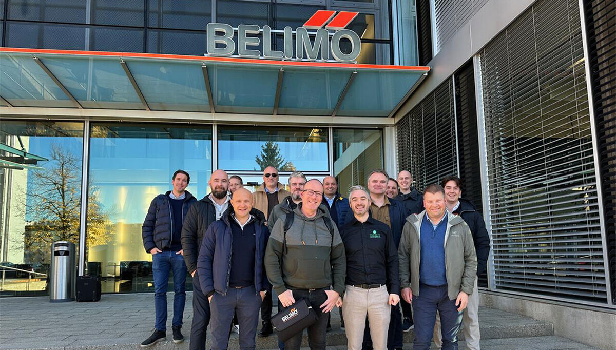 En hel delegasjon fra Norge på Belimos fabrikk i Sveits.