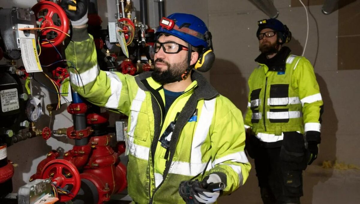 Zivar Mahmoud hadde en drøm om å bli rørlegger. Som 32-åring fikk han endelig drømmejobben hos FLOW Trøndelag VVS. Joakim Pedersen ( til høyre ) har vørt og er fortsatt er mentor. Han har hjulpet Zivar Mahmoud på veien mot svenneprøven. Pedersen er også bas på anleggsplassen i Melhus.