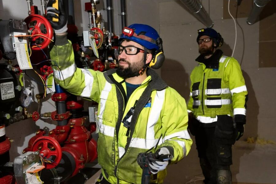 Zivar Mahmoud hadde en drøm om å bli rørlegger. Som 32-åring fikk han endelig drømmejobben hos FLOW Trøndelag VVS. Joakim Pedersen ( til høyre ) har vørt og er fortsatt er mentor. Han har hjulpet Zivar Mahmoud på veien mot svenneprøven. Pedersen er også bas på anleggsplassen i Melhus.