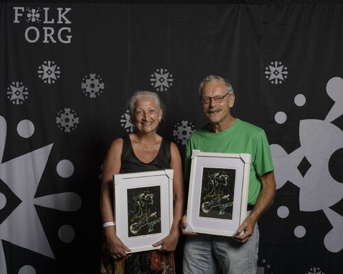 Kirsten og Leon vann pardans klasse D med Jølstraspringaren. Foto: FolkOrg Kirsten og Leon vann pardans klasse D med Jølstraspringaren. Foto: FolkOrg
