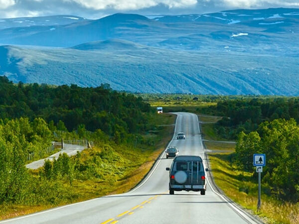 En bil på landeveien i norge