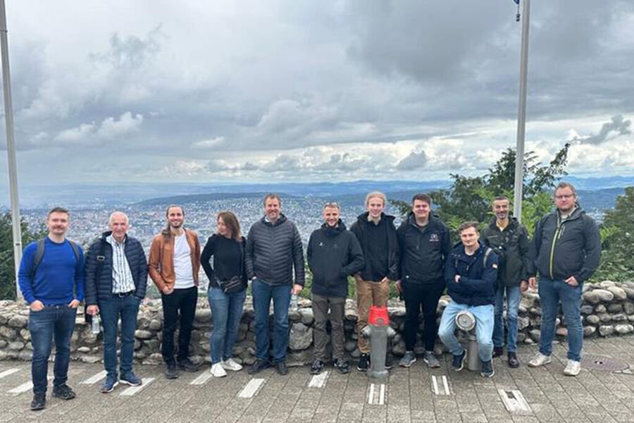 Mange av de ansatte i SAAS Prosjekt på workshop i Sveits høsten 2023 for å besøke Siemens Smart Infrastructure sitt globale HQ.