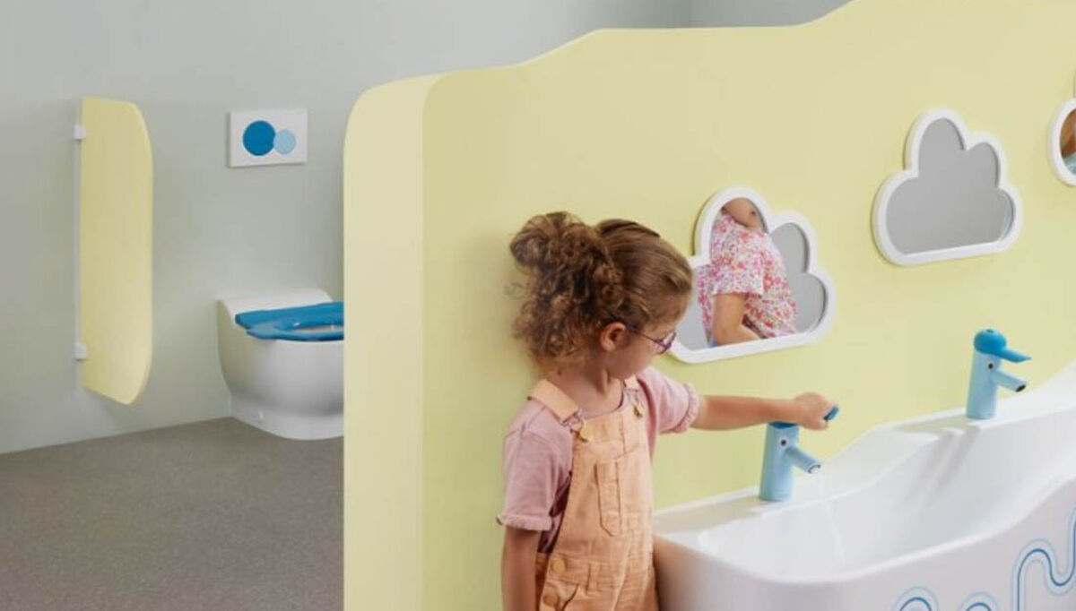Geberit Bambini baderomsserien tilbyr toaletter for barn, servanter for barn og andre baderomsprodukter som er spesielt tilpasset behovene til små og store barn opp til 14 år.