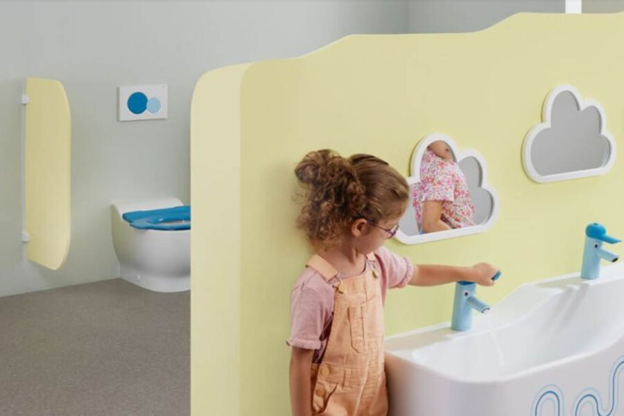 Geberit Bambini baderomsserien tilbyr toaletter for barn, servanter for barn og andre baderomsprodukter som er spesielt tilpasset behovene til små og store barn opp til 14 år.