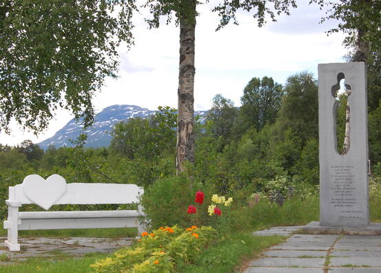 Minnebauta og benk