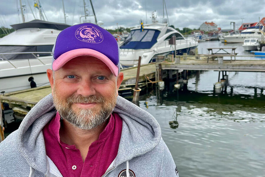 Jørgen Baardson i sitt rette element med sommer, båt, og hyggelige plasser som besøkes av familien i båt rundt omkring i Hvaler skjærgården og langs svenskekysten. På bildet ser vi Jørgen i gjestehavnen i Kostersundet på flotte Koster utenfor Strømstad.