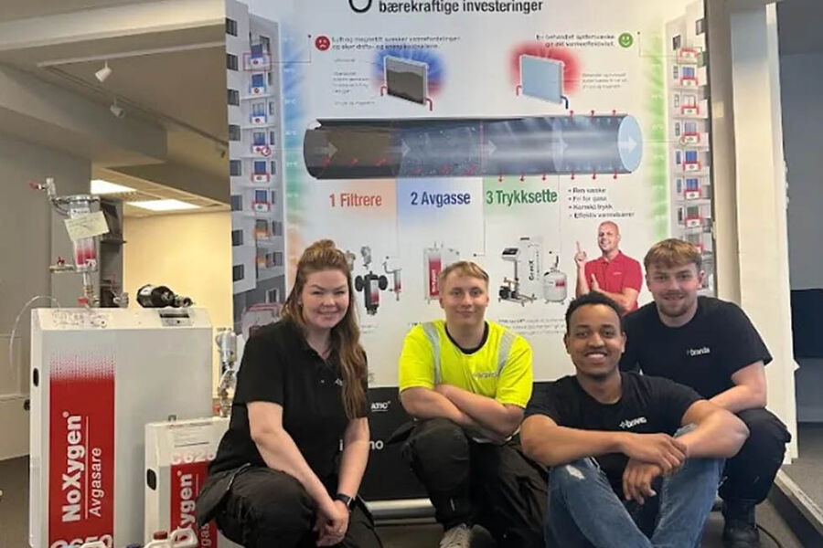 På bildet ser vi lærlingene ved Bravidas rørserviceavdeling i Oslo og Sandvika, Anine Magnussen, Sander Sørlie Schaanning, Sami Gemredin Osman og John Kristoffer Jakobsen.