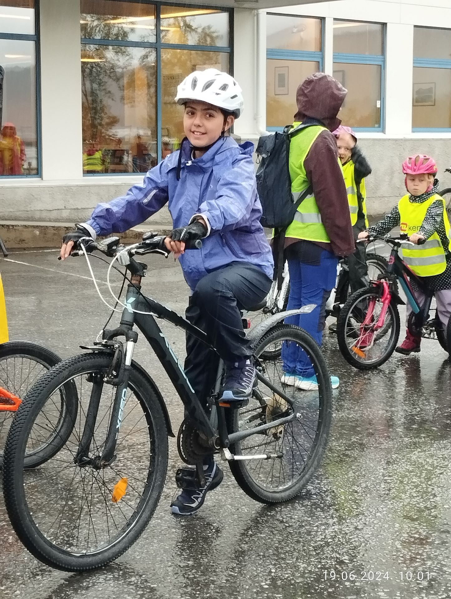 Jente på sykkel i Straumen sentrum