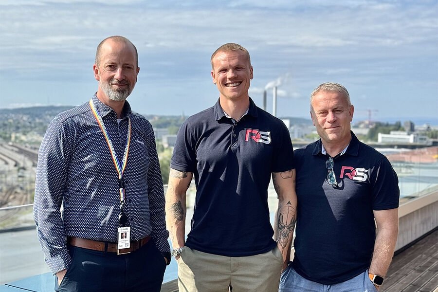 Rørlegger Sentralen AS og Bravida Norge AS er enige om en samarbeidsavtale. På bildet ser vi fra venstre, Jan Erik Herregarden, avdelingssjef i Bravida, Adrian Bach, salgsleder, og teknisk sjef Eivind Kjus i Rørlegger Sentralen AS.