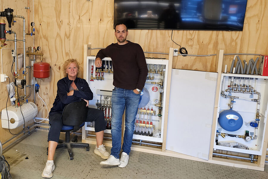 - Vi har leverandører som stiller opp med produkter og utstyr til prøvestasjon. Det gir oss mulighet til å uteksaminere dyktige rørleggere som kan gå rett ut i bedrift og gjøre en god jobb, sier Elin Moer Brænne, daglig leder og rørleggermester, opplæringskonsulent Ørjan Forberg hos Rørentreprenørenes opplæringskontor - Vestfold.