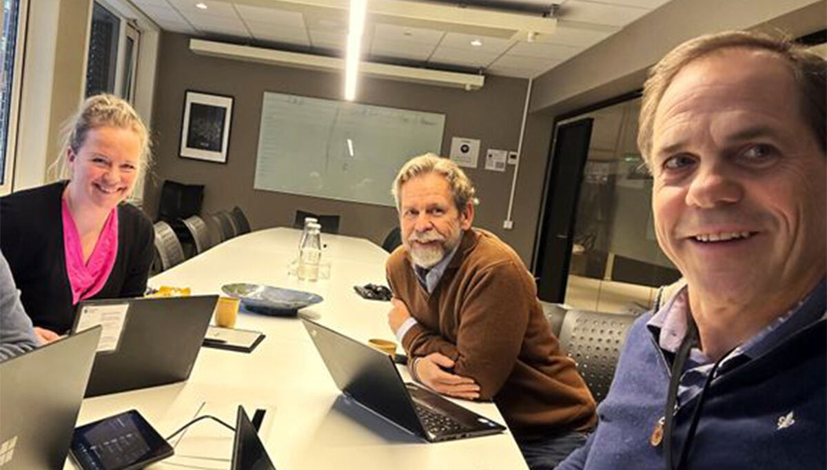 Sofie Ivara Nicolaissen fra Standard Norge, Knut Mathisen fra GS1 Norway og Lars Chr. Fredenlund i Cobuilder er klare for å diskutere digitale produktpass på Arendalsuka.