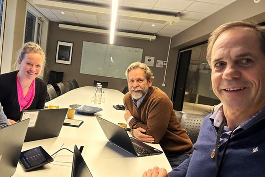 Sofie Ivara Nicolaissen fra Standard Norge, Knut Mathisen fra GS1 Norway og Lars Chr. Fredenlund i Cobuilder er klare for å diskutere digitale produktpass på Arendalsuka.
